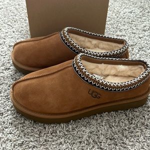 NWT and Box never worn UGG Tasman Size 9, chestnut